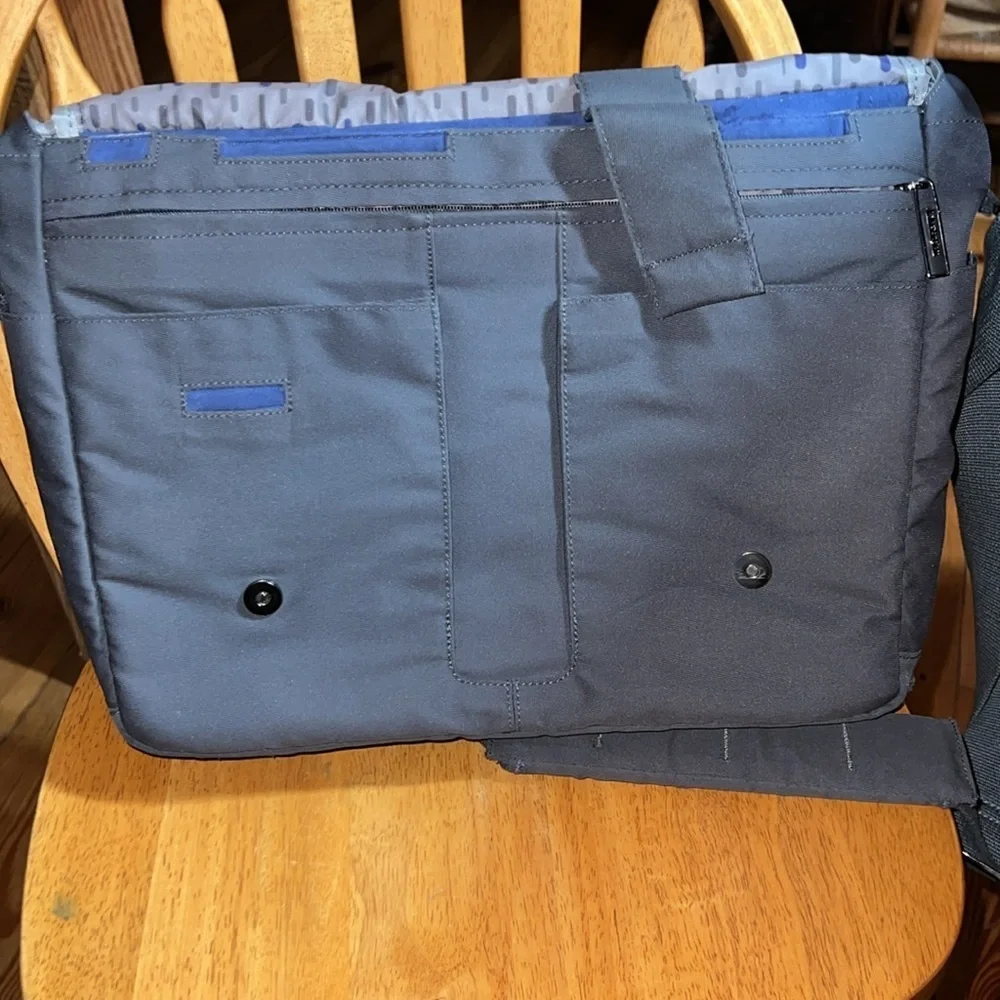 Kensington Stylish Black Messenger Bag Laptop